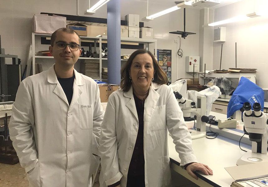 Violeta Atienza and Isaac Garrido, researchers from the Department of Botany and Geology at the Faculty of Biological Sciences.